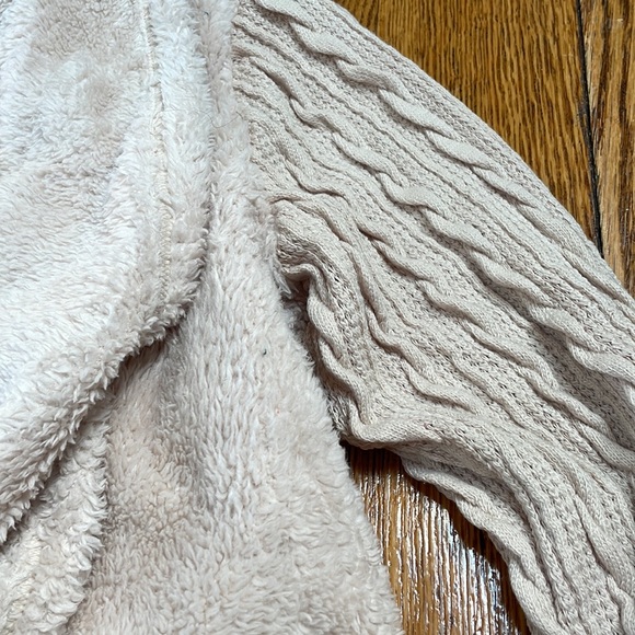 Suzanne Betro Weekend cardigan.  Cream with cable knit sleeves.  Size Large. - Picture 3 of 8